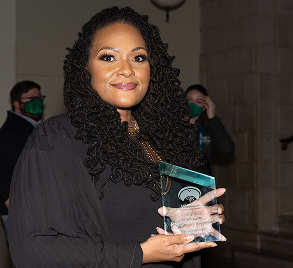 Portada de un libro que dice: perdona a todos, todo