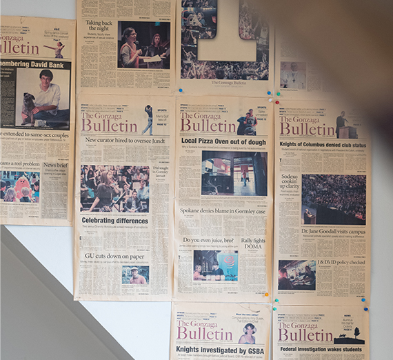 Un hombre con bigote lleva una camiseta marrón y un collar