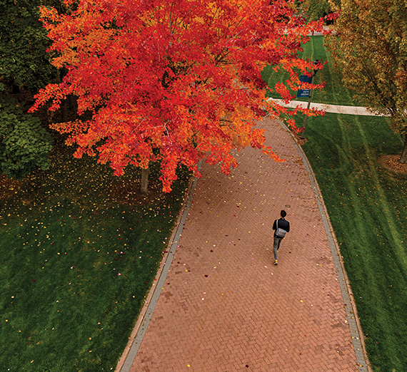Passerini saludando a los asistentes en su investidura.