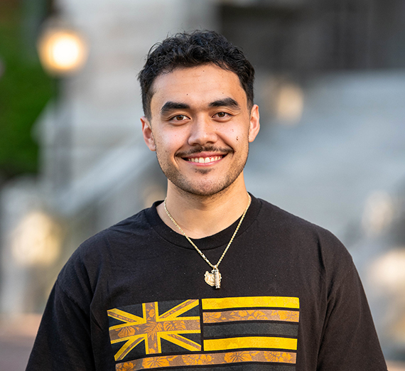 Mujer con una camiseta con una estrella se apoya en una barandilla